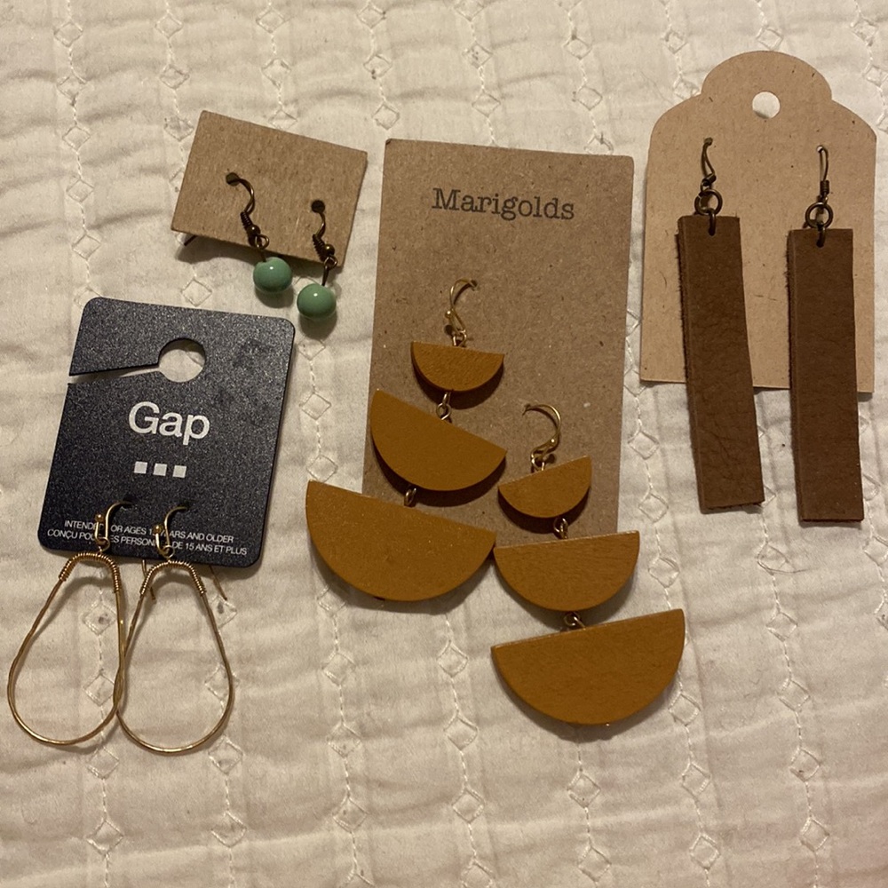 Bundle of 4 pairs of earrings